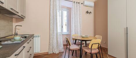 Eenvoudig appartement, Meerdere bedden, privébadkamer | Een strijkplank/strijkijzer, gratis wifi