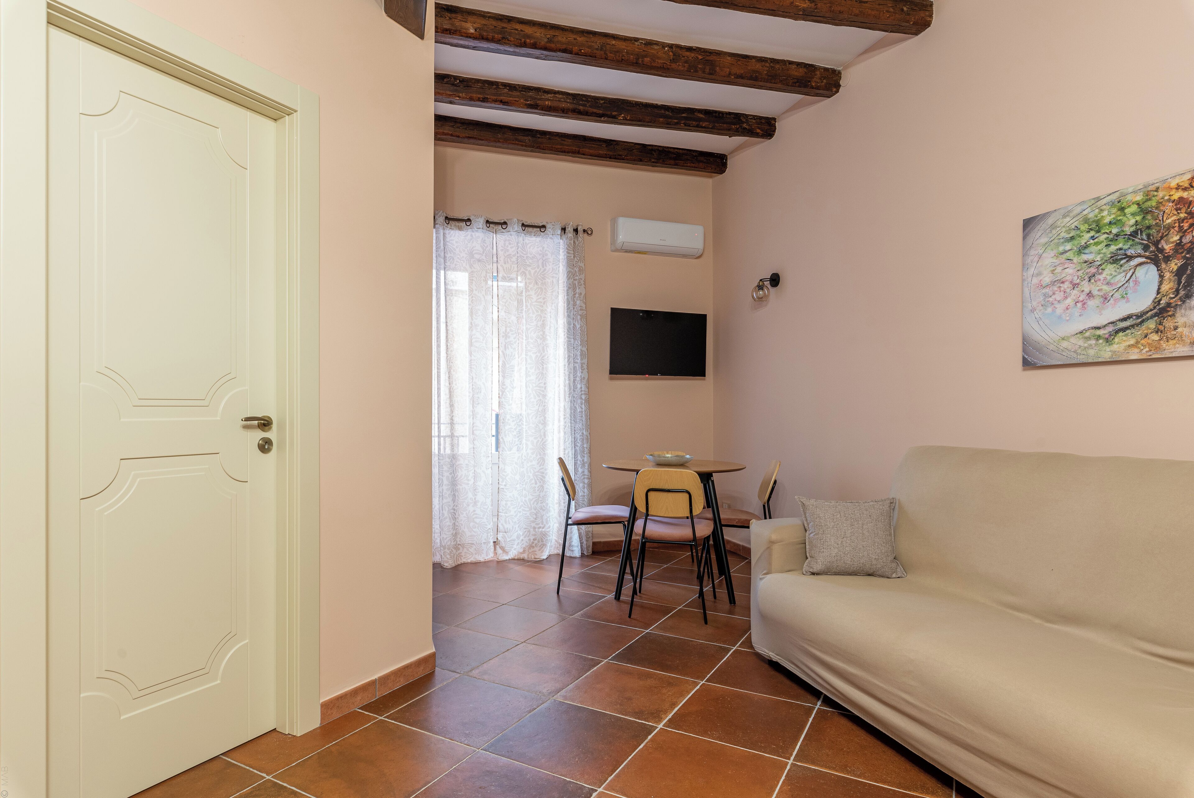 经典公寓, 1 张双人床和 1 张沙发床, 阳台 | 起居区 | 30-英寸电视（配备卫星频道）