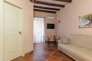 Living area - Alabardieri Apartments by Wonderful Italy (Palermo)