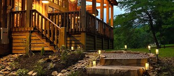 Luxury Barn Retreat, Mountain Views and Creekside Calm