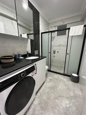 Family Double or Twin Room | Bathroom | Towels