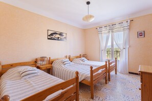 2 habitaciones, tabla de planchar con plancha, wifi y ropa de cama