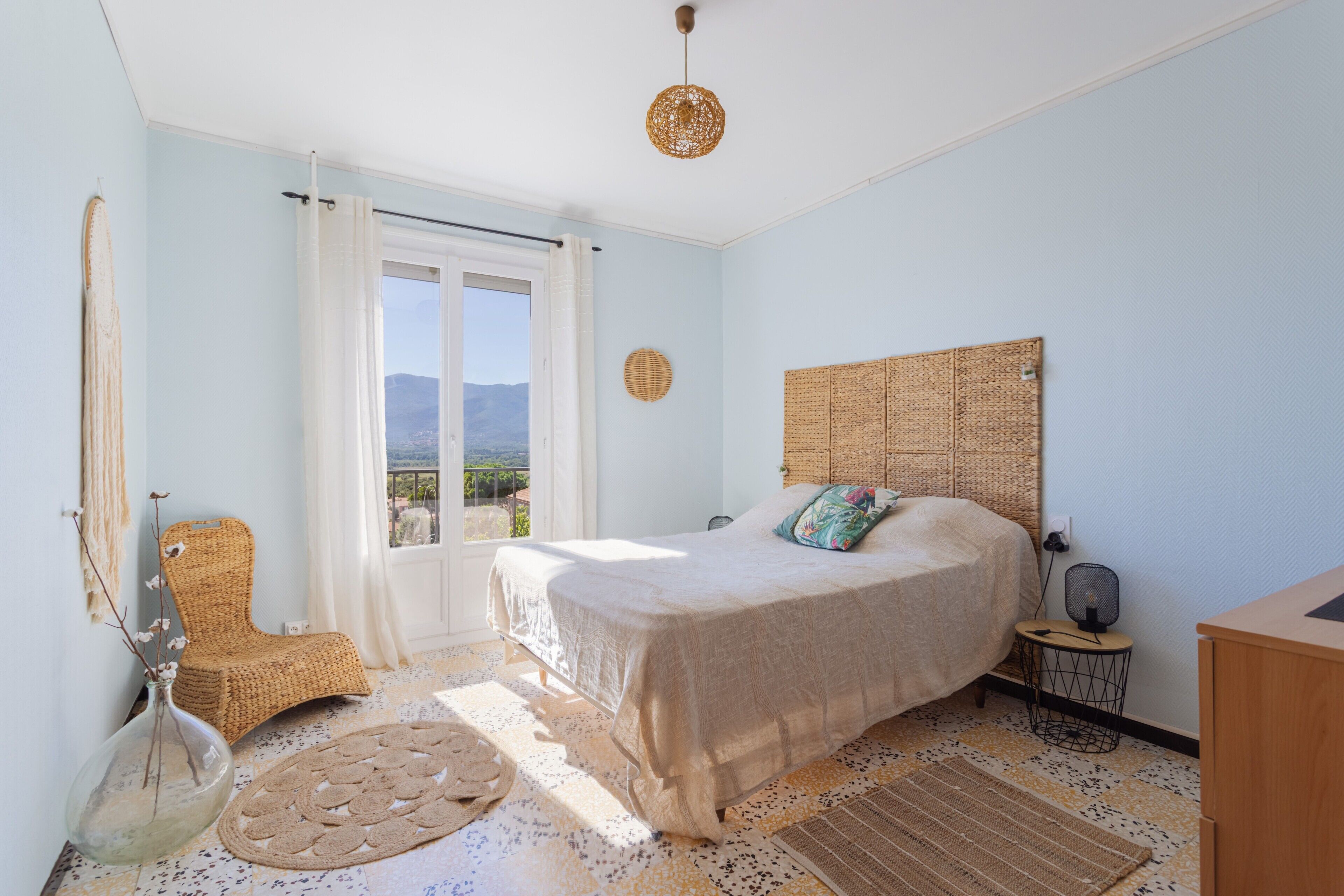 2 bedrooms, desk, iron/ironing board, WiFi