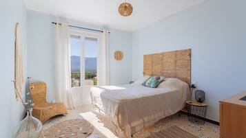 2 bedrooms, desk, iron/ironing board, WiFi