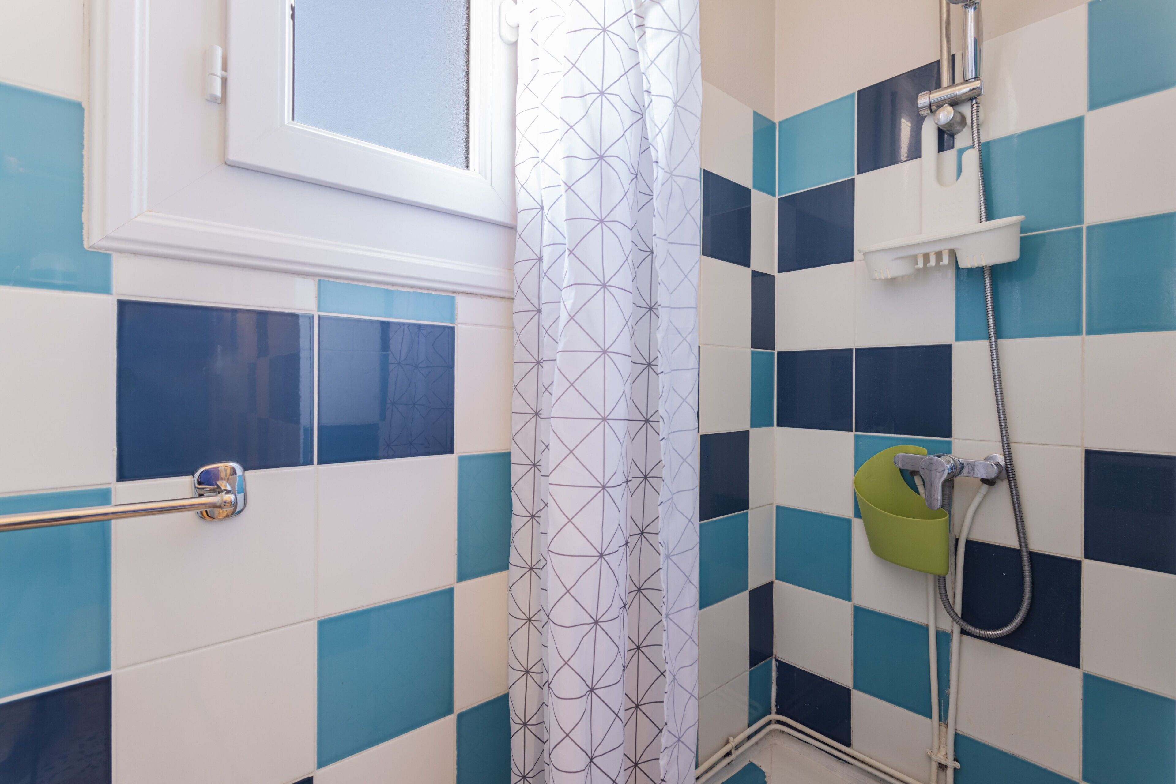 Douche, sèche-cheveux, serviettes fournies