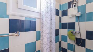 Douche, sĂšche-cheveux, serviettes fournies