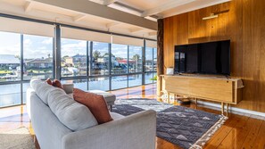 Una Smart TV, una chimenea