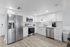 Condo, varias camas (Surfside 219) | Cocina privada