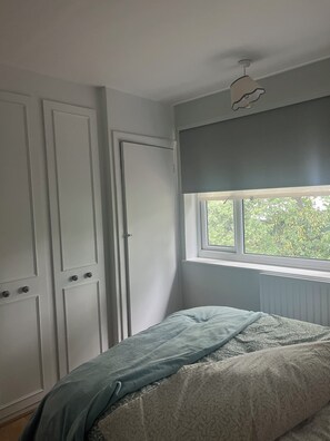 2 slaapkamers, een strijkplank/strijkijzer, internet, beddengoed