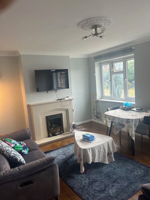 Een televisie en een open haard