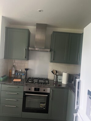 Een magnetron, een oven, een vaatwasser