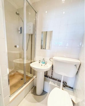 Habitación estándar | Baño | Regadera, amenidades de baño gratuitas, secadora de cabello, toallas