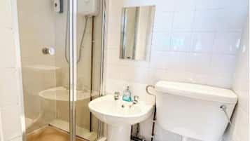 Habitación estándar | Baño | Ducha, artículos de higiene personal gratuitos y secador de pelo