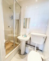 Ducha, artículos de tocador gratuitos, secador de pelo, toallas