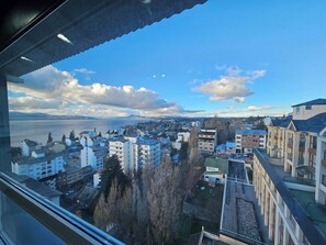 Apartment (Amanecer sereno) | Living area - Torre O`Connor by InoutStays (San Carlos de Bariloche)