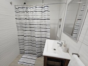Family Studio (Canto de aguila) | Bathroom | Towels, soap, toilet paper - Torre O`Connor by InoutStays (San Carlos de Bariloche)