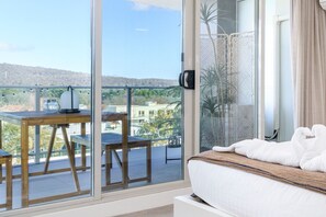 2 bedrooms, iron/ironing board, free WiFi, bed sheets - Modern 2BR, Balcony with Views and Close to City (Braddon)