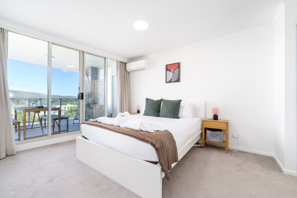 2 bedrooms, iron/ironing board, free WiFi, bed sheets - Modern 2BR, Balcony with Views and Close to City (Braddon)