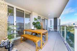 Outdoor dining - Modern 2BR, Balcony with Views and Close to City (Braddon)