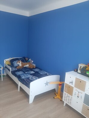 3 bedrooms, iron/ironing board, internet