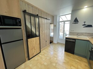Fridge, microwave, oven, stovetop - Le Colibri -Country house in the heart of a quiet little village (1h from Paris) (Vinneuf)