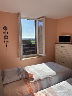 2 bedrooms, iron/ironing board, travel cot, free WiFi