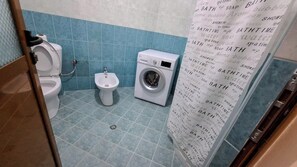 Shower, hair dryer, bidet, towels