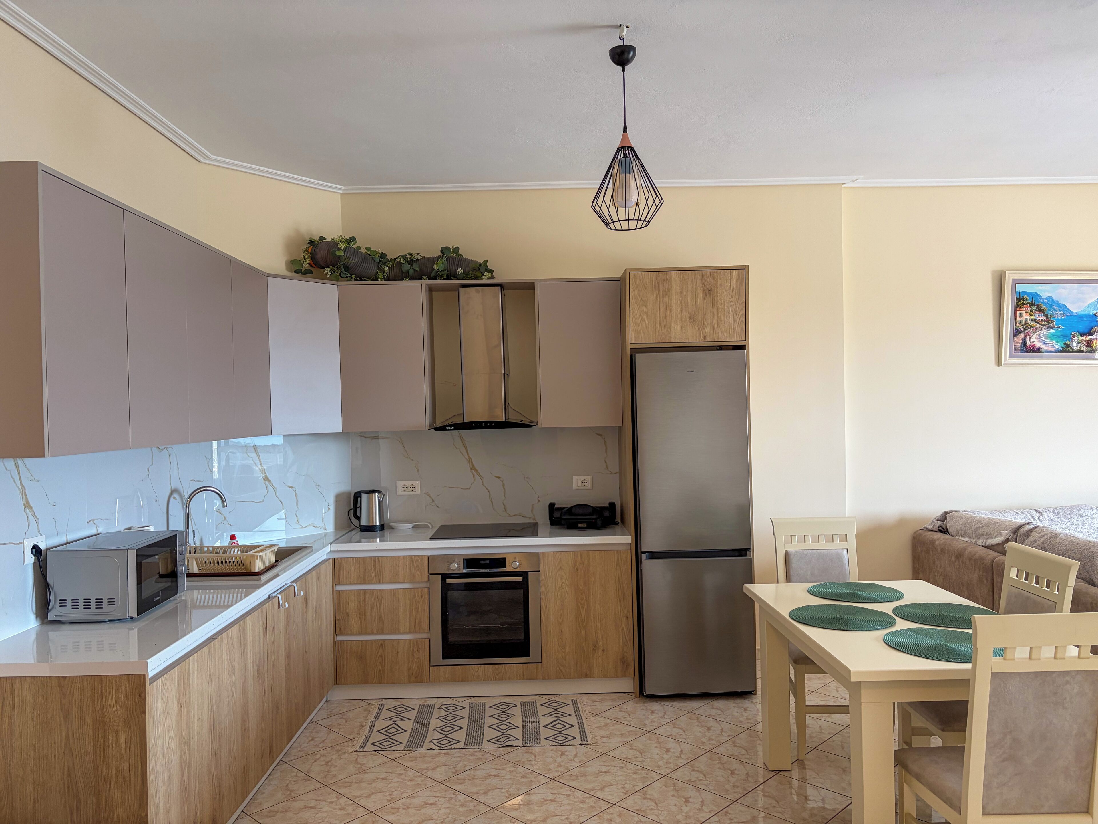 Frigorifero, microonde, forno, piano cottura