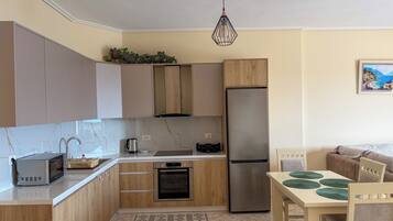 Frigorifero, microonde, forno, piano cottura