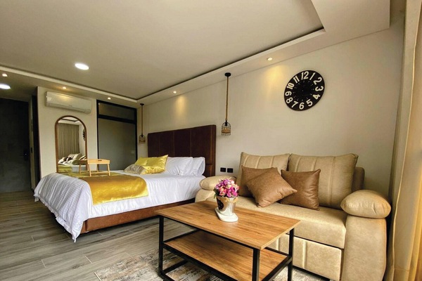 Business Suite | In-room safe, soundproofing, iron/ironing board, WiFi (free)