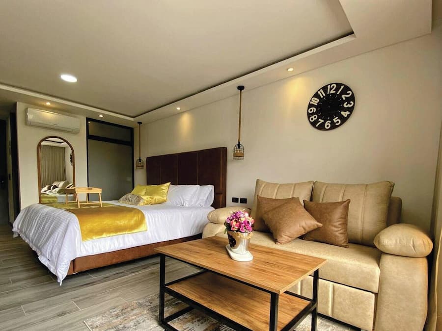 Business Suite | In-room safe, soundproofing, iron/ironing board, WiFi (free)