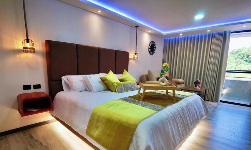 商务套房 | 客房内保险箱、隔音、熨斗/熨衣板、免费 WiFi