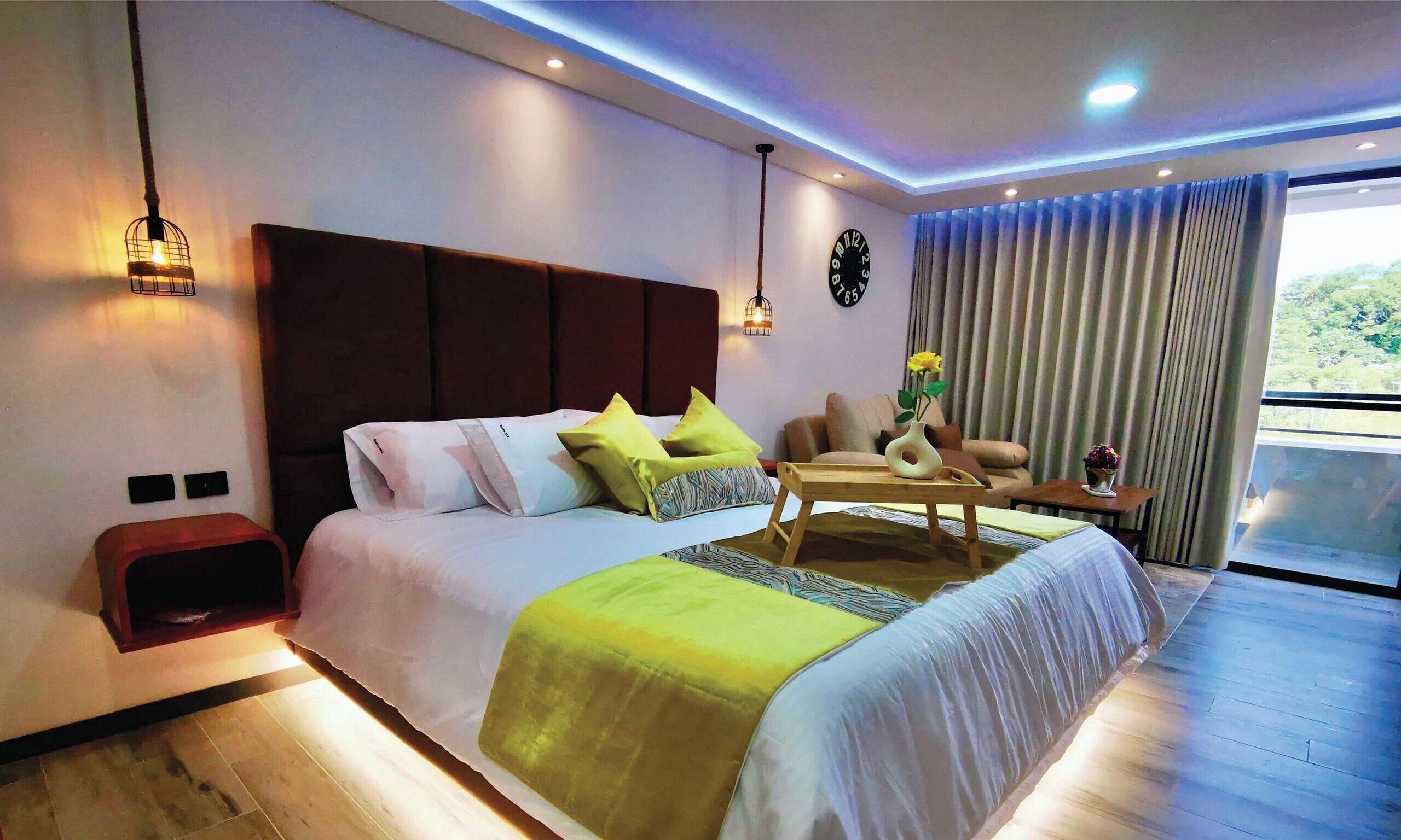 Business Suite | In-room safe, soundproofing, iron/ironing board, free WiFi