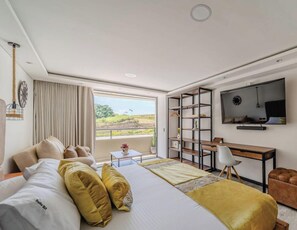 Business Suite | In-room safe, soundproofing, iron/ironing board, free WiFi