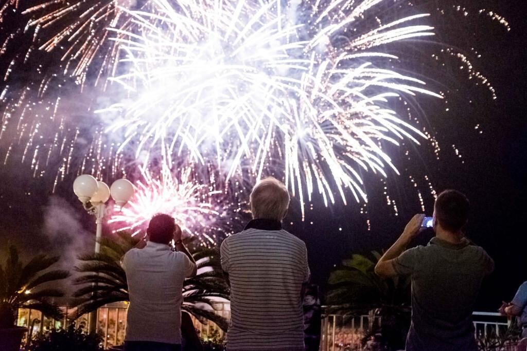 Ein Nachtbild mit Feuerwerk.