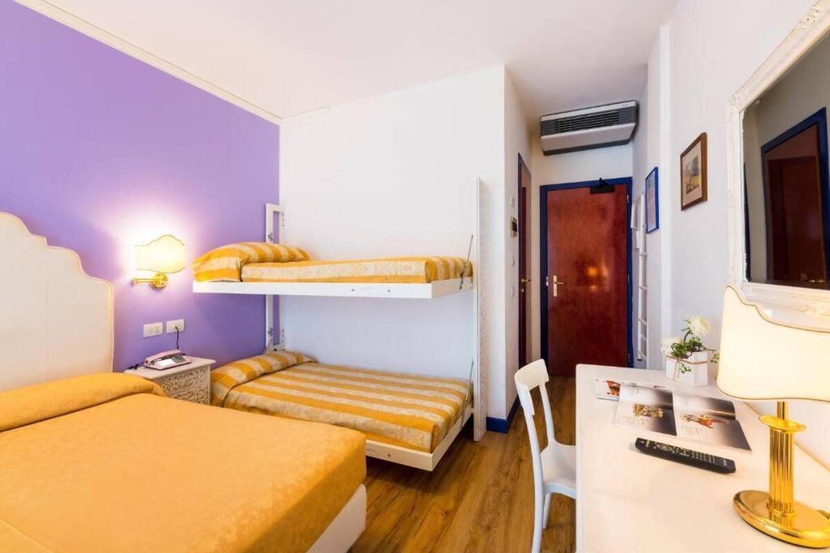 Classic-Vierbettzimmer, Balkon | Zimmersafe, schallisolierte Zimmer, kostenloses WLAN