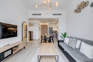 Apartament Deluxe, 2 dormitoris, cuina, vistes a la ciutat | Sala d'estar | Televisor de pantalla plana, Netflix i serveis de streaming 