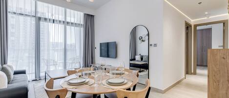 Leilighet – deluxe, 2 soverom, kjøkken, byutsikt | Spisestue