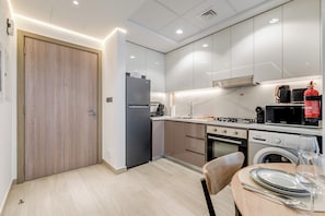 Căn hộ Deluxe, 2 phòng ngủ, bếp, quang cảnh thành phố | Bếp riêng | Tủ lạnh, lò vi sóng, lò nướng, bếp nấu