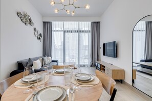 LÀgenhet Deluxe - 2 sovrum - kök - utsikt mot staden | Matsal