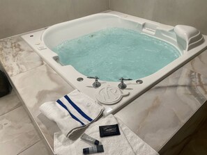 Sèche-cheveux, serviettes fournies, savon, papier toilette