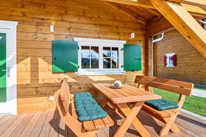 Outdoor dining - Chalet 'Wiesengrün' with Private Terrace and Wi-Fi (Stockach)
