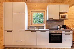 Fridge, microwave, oven, stovetop - Chalet 'Wiesengrün' with Private Terrace and Wi-Fi (Stockach)