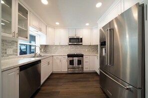 Micro-ondes, four, plaque de cuisson, lave-vaisselle