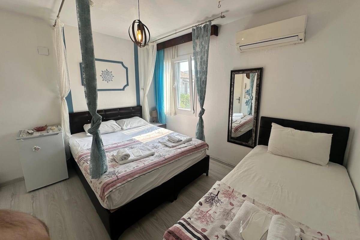 Deluxe Triple Room, Garden View | Soundproofing, free WiFi