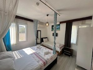 Deluxe Triple Room, Garden View | Soundproofing, free WiFi