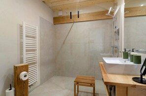 Douche, séchoir à cheveux, serviettes fournies