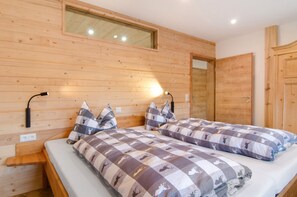 1 dormitorio, tabla de planchar con plancha, wifi y ropa de cama