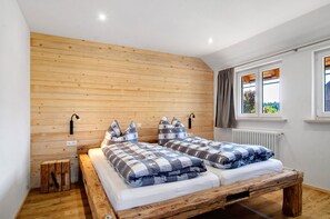 3 bedrooms, iron/ironing board, WiFi, bed sheets