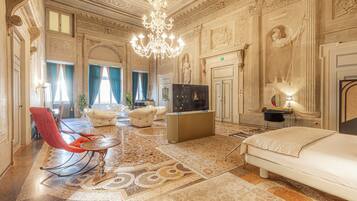 Suite Royal, vista città | Area soggiorno | TV a schermo piatto 52 pollici con canali satellitari